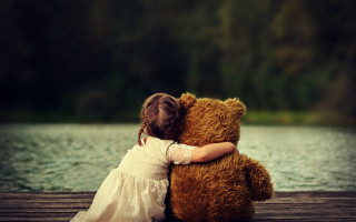 Little girl hugging teddy bear - a little girl free wallpaper