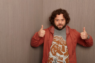 Bearded man lion shirt thumbs - wooden free wallpaper