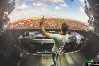 Man crowd concert cellphone microphone - antoni pitxot free wallpaper
