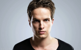 Man black shirt gray background - shaded free wallpaper