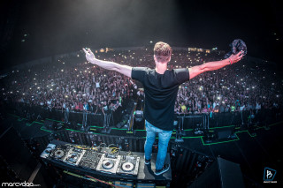 Man stage arms outstretched crowd - top of a stage free wallpaper
