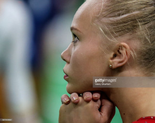 Woman hand chin looking away - bettina heinenayech free wallpaper