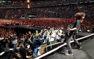 Man stage microphone crowd stadium - alex petruk ape free wallpaper
