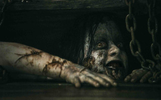 Creepy woman blood chain dark - a wooden door free wallpaper