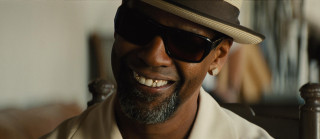 Man hat sunglasses smiling camera - a hat and sunglasses free wallpaper