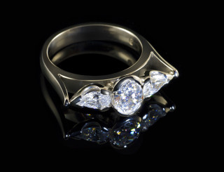 Ring three diamonds black background - a ring free wallpaper