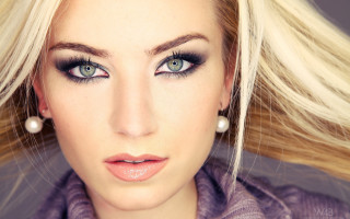 Blonde woman blue eyes pearl - a pearl necklace free wallpaper
