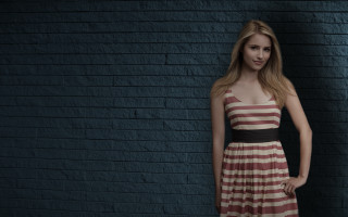 Woman dress brick wall black - her waist free wallpaper