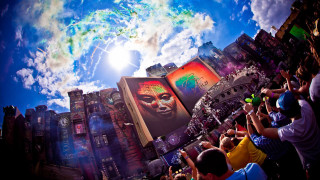 Crowd watching clown projection building - a crowd of people watching free wallpaper