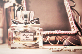 Perfume bottle purse table top - still free wallpaper