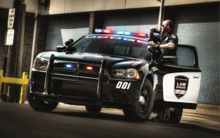 Police officer sitting hood car - a police officer free wallpaper