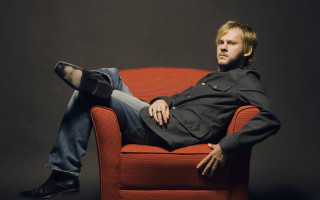 Man sitting red chair legs - his leg free wallpaper