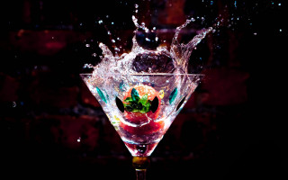 Martini glass strawberry splashing middle - a strawberry free wallpaper