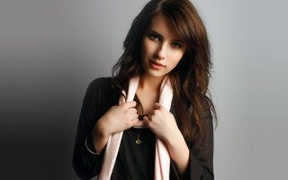 Woman scarf black shirt posing - her shoulder free wallpaper