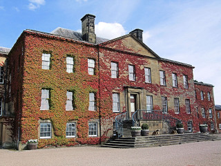 Large brick building staircase windows - a large brick building free wallpaper