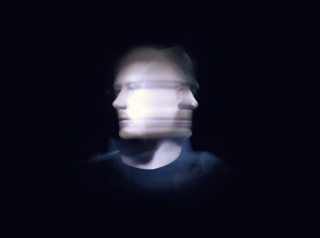 Man blurry face dark background - a white light free wallpaper