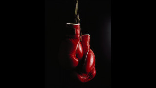 Red boxing gloves hanging rope - diffuse free wallpaper