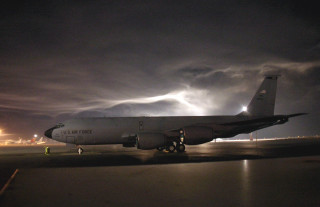 Large airplane airport runway night - top of an airport runway free wallpaper