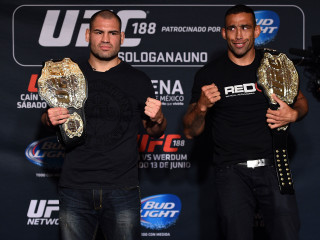 Two men gold belts blue - 16k free wallpaper
