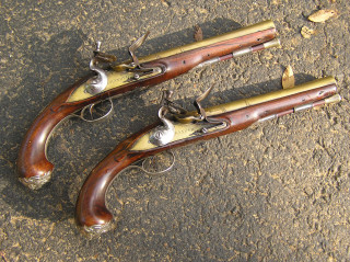 Two guns chain lighter rococo - coppo di marcovaldo free wallpaper