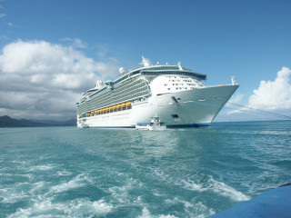 Cruise ship water background boat - constant free wallpaper