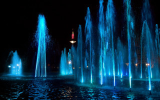 Large fountain blue lights red - vivid free wallpaper