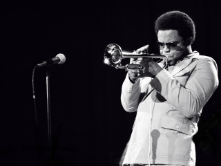 Man playing trumpet microphone stage - moss free wallpaper