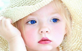 Little girl big hat blue 4 - caroline lucy scott free wallpaper