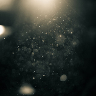 Blurry street light rain drops - an ultrafine free wallpaper