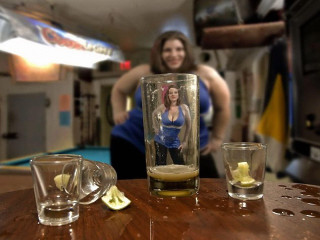 Woman behind table beer shot - a lemon free wallpaper