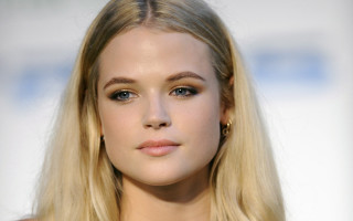 Woman blonde hair necklace white - a blue sign free wallpaper