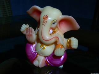 Small elephant statue trunk back - figurine free wallpaper