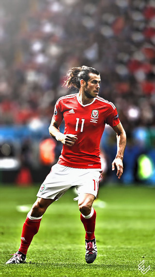 Man red jersey playing soccer - david imms free wallpaper