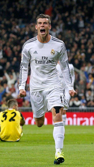 Soccer player running mouth open 2 - photo real free wallpaper