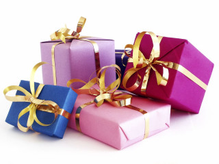 Wrapped presents gold ribbons bows - different free wallpaper