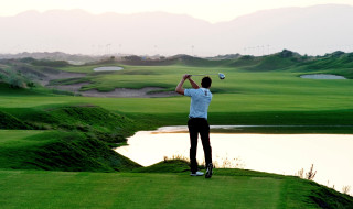 Man playing golf lake mountains 2 - a golf course free wallpaper