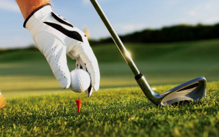 Person putting golf ball driver - a golf ball free wallpaper