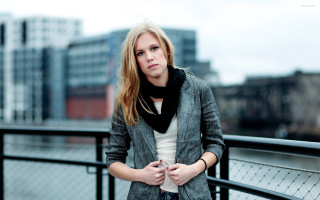 Woman bridge hands pockets scarf - bettina heinenayech free wallpaper