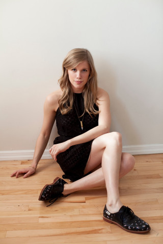 Woman black dress shoes sitting - her leg free wallpaper