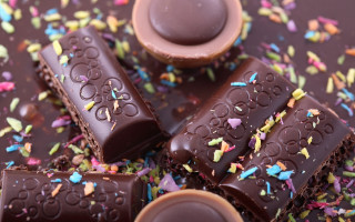 Chocolates sprinkles spoon pile table - clara peeters free wallpaper