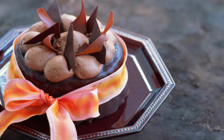 Chocolate cake bow plate table - decadent free wallpaper