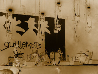 Man guitar graffiti wall standing - surrealistic free wallpaper