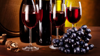 Wine glasses grapes table barrel - cao zhibai free wallpaper
