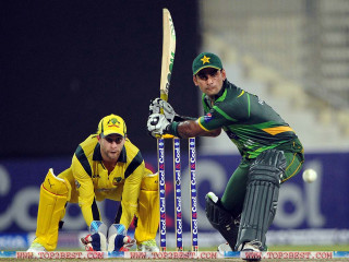 Man green yellow uniform playing - an oil free wallpaper