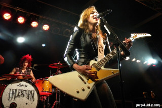 Woman playing guitar stage microphone 5 - a woman playing free wallpaper