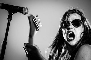 Woman sunglasses singing microphone hairbrush - sunglass free wallpaper