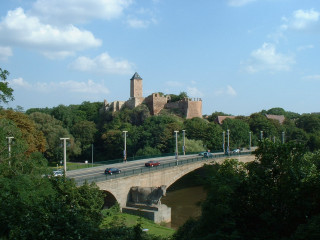 Bridge river castle cars driving - a photo free wallpaper