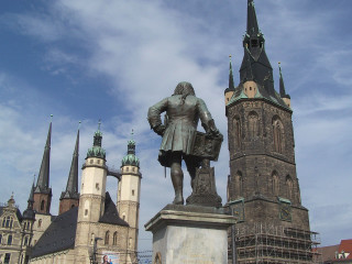 Statue man tall building clock - a statue of a man free wallpaper