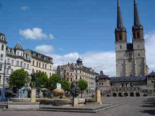City square fountain church blue - a city square free wallpaper