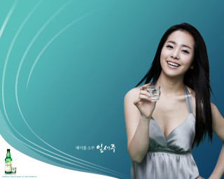 Woman holding glass water bottle - an gyeon free wallpaper for desktop